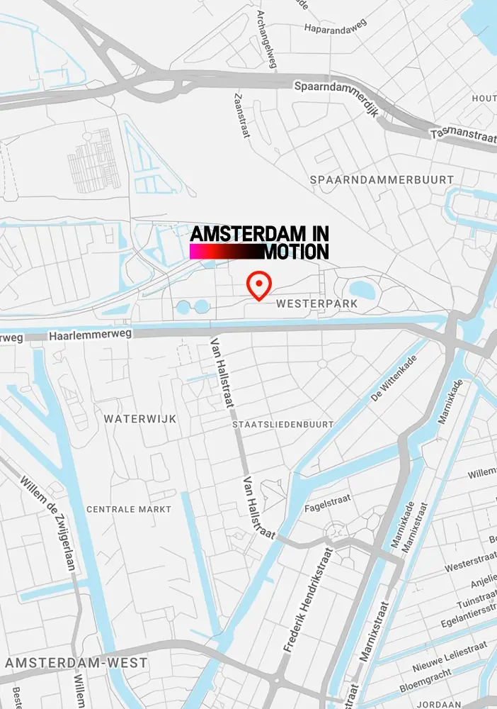 Gedetailleerde kaart van Amsterdam met 'Amsterdam in Motion' logo, met Westerpark en omliggende wijken en grachten